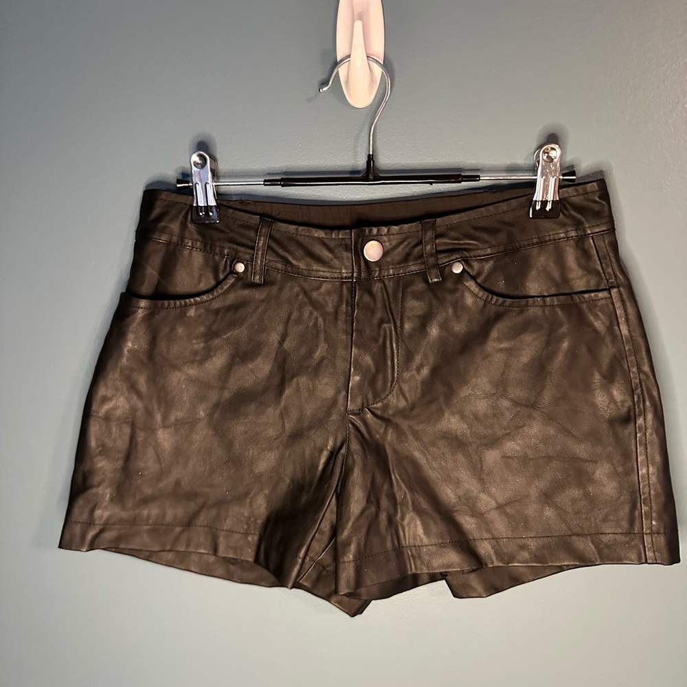 Black Shorts Faux Leather Chic 5/48 Black Sz 2